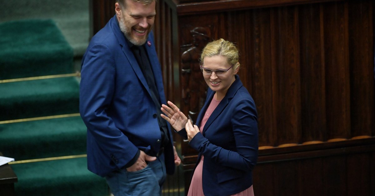 Adrian Zandberg i Barbara Nowacka w studiu Telewizji Polskiej przed rozpoczęciem debaty telewizyjnej przedstawicieli ośmiu ogólnopolskich komitetów wyborczych w 2015 r.