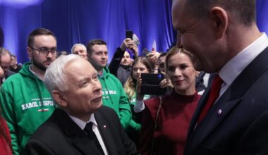 Donald Trump stoi obok Stephena Bannona po przybyciu do Snap-On Tools w Kenosha w stanie Wisconsin, 18 kwietnia 2017 r.