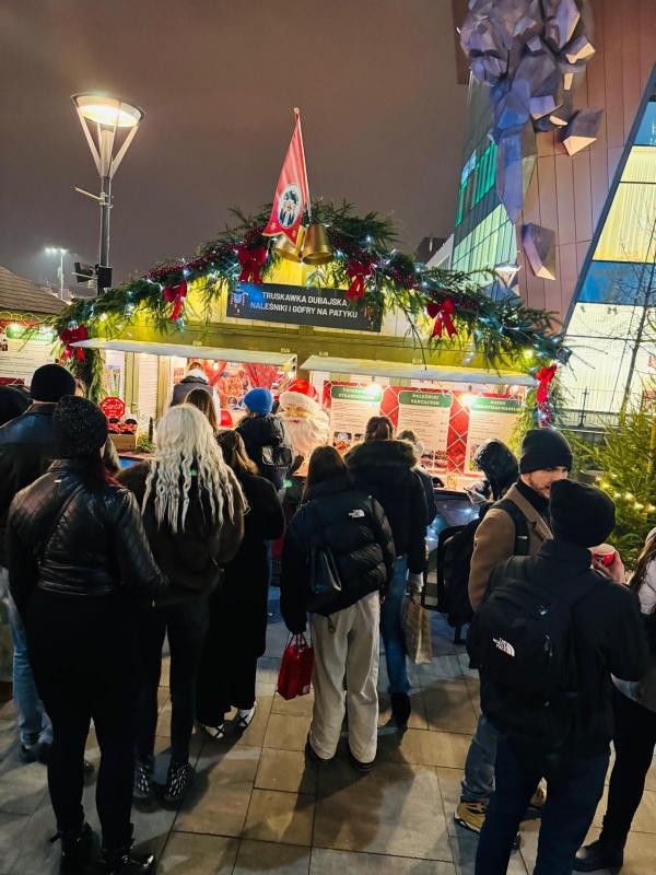 Kolejki przed jarmarkowym stoiskiem