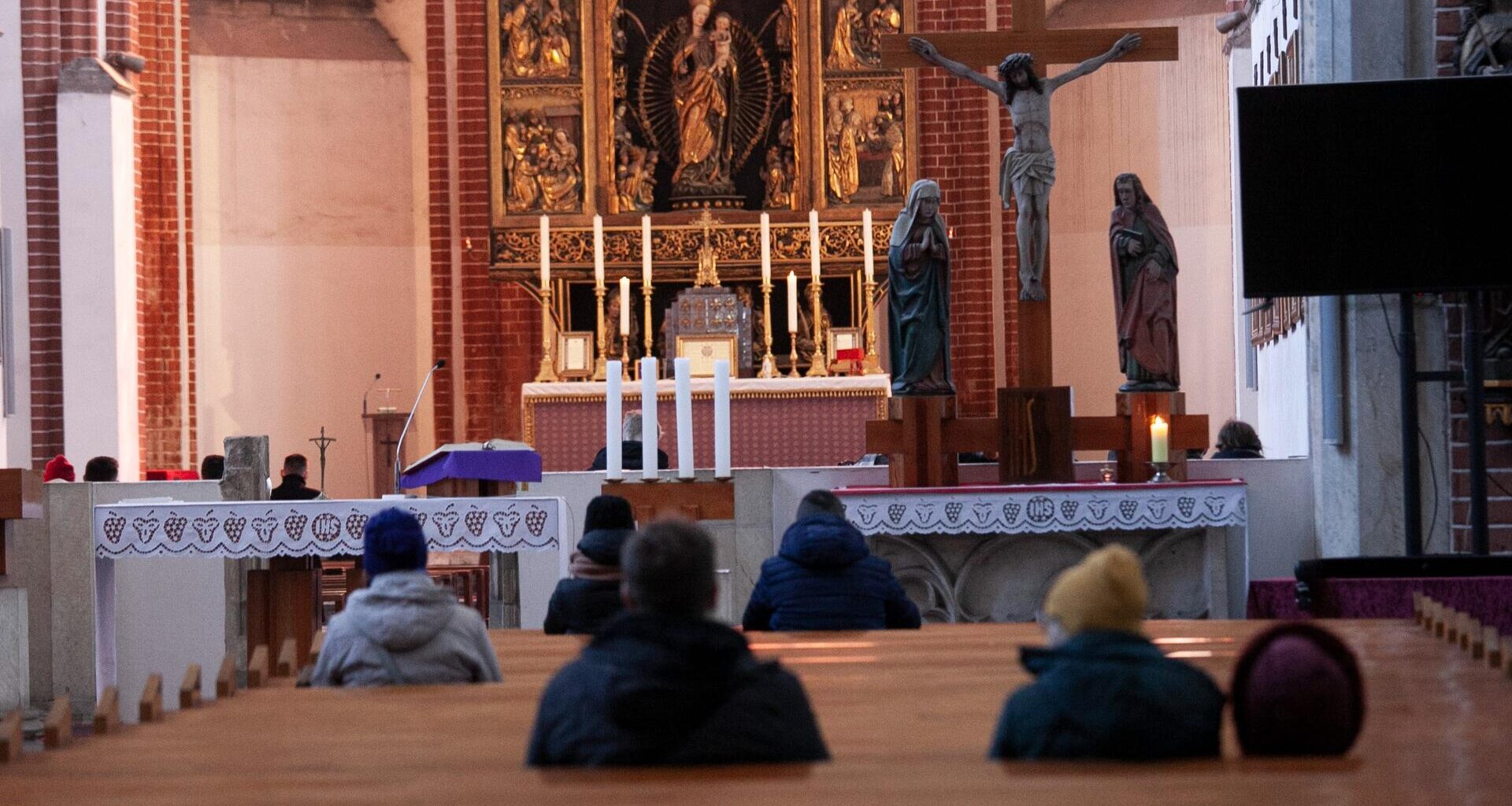 Ilu Polaków chodzi na niedzielną mszę? "Trend odnotowany w niemal wszystkich diecezjach"