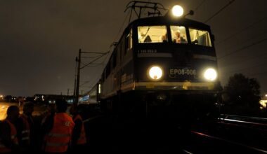 Auto zjechało w nocy z wiaduktu pod pociąg. Groźny wypadek koło Świecia - Onet