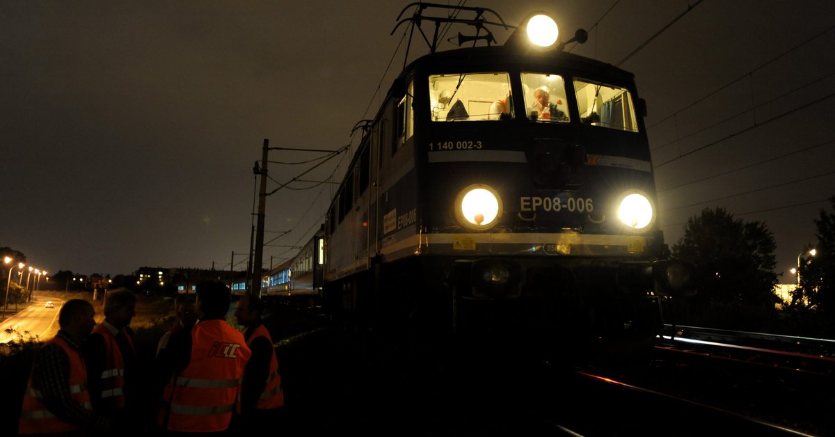 Auto zjechało w nocy z wiaduktu pod pociąg. Groźny wypadek koło Świecia - Onet