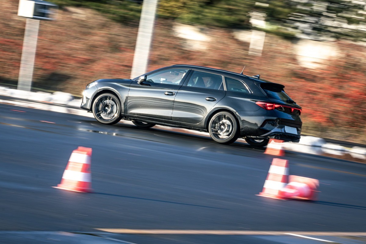 Nowe nieoznakowane radiowozy policji. To 333-konne Cupry