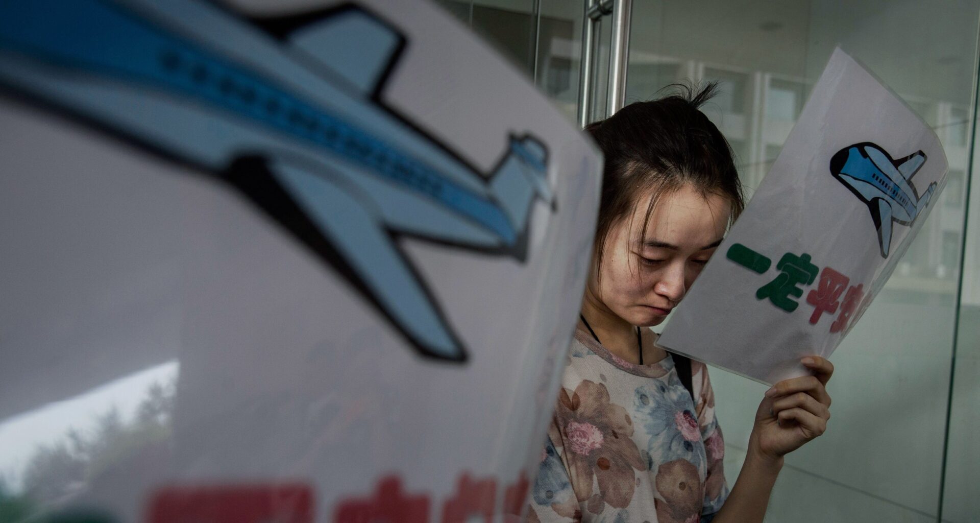 Krewna jednej z ofiar katastrofy samolotu MH370 płacze czekając na wieści w sprawie losów maszyny