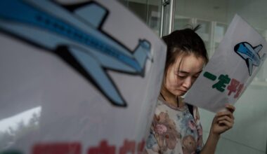 Krewna jednej z ofiar katastrofy samolotu MH370 płacze czekając na wieści w sprawie losów maszyny