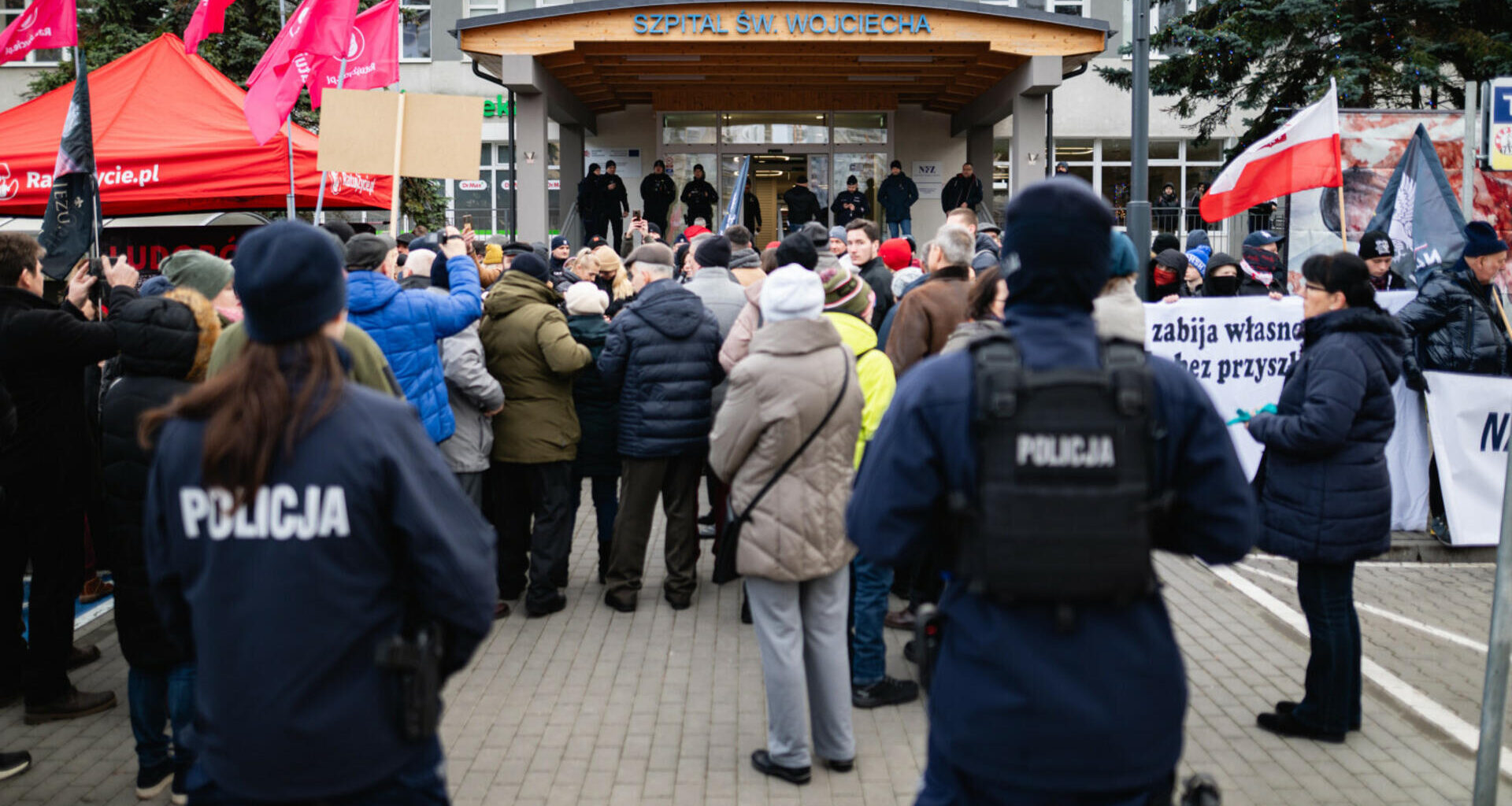 Protest i kontrmanifestacja pod gdańskim szpitalem. Narodowcy i ludzie Brauna kontra Lewica