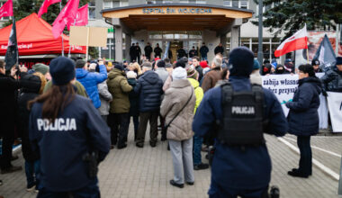 Protest i kontrmanifestacja pod gdańskim szpitalem. Narodowcy i ludzie Brauna kontra Lewica