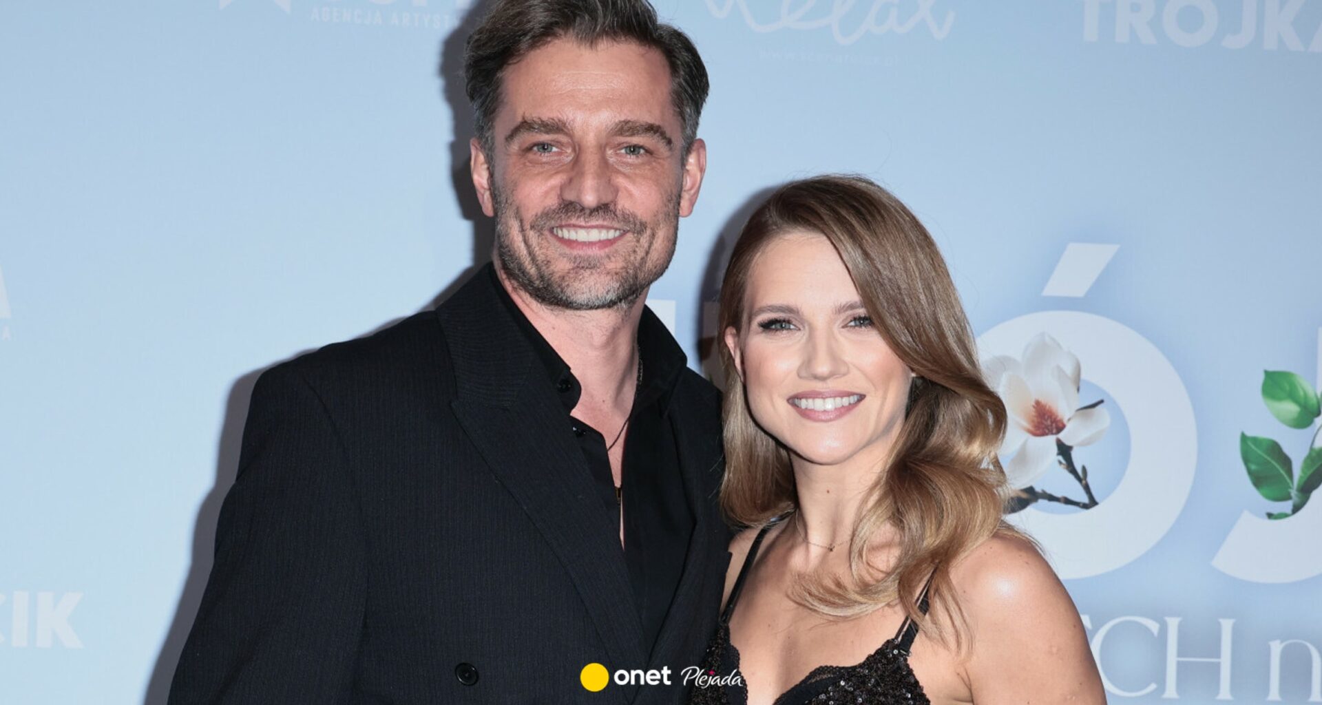 Agnieszka Kaczorowska przyciągnęła spojrzenia. Z ukochanym rozdawali uśmiechy