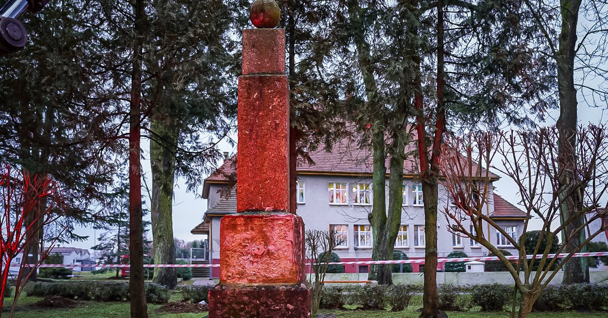 Runął pomnik upamiętniający Armię Czerwoną w Maszewie. "Ruski mir nie ma prawa tutaj sięgać"