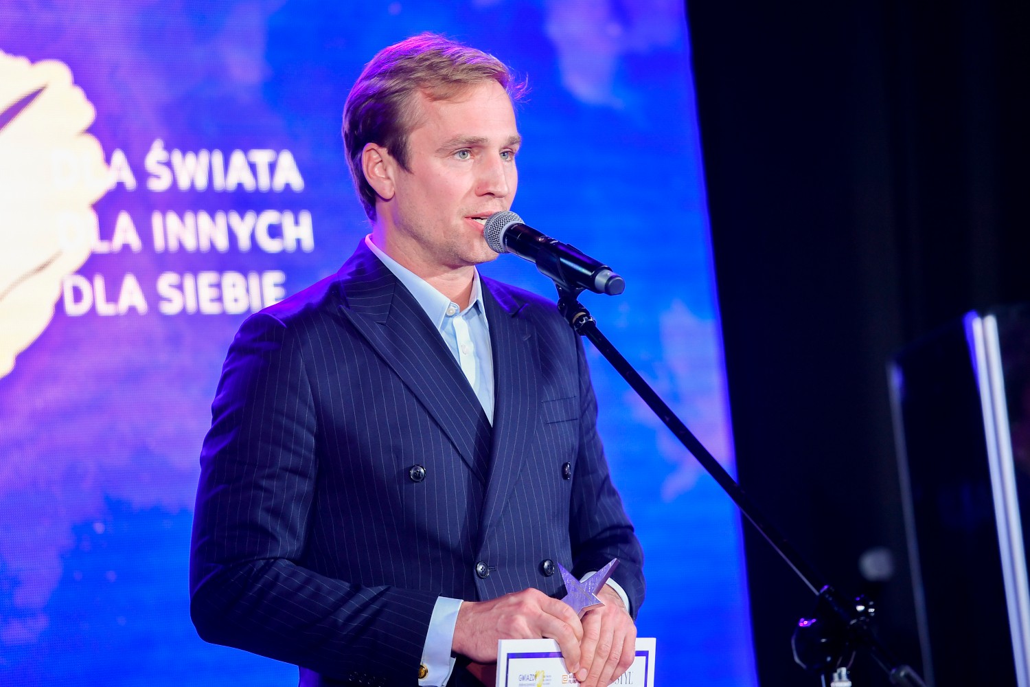 Mateusz Janicki podczas wręczenia Gwiazd Dobroczynności (2022 r.)
