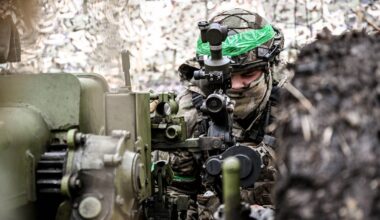 Ukraiński żołnierz w regionie Zaporoże celuje z haubicy 122 mm D-30 w kierunku wojsk rosyjskich w Pokrowsku w regionie Doniecka w Ukrainie, 20 listopada 2025 r.