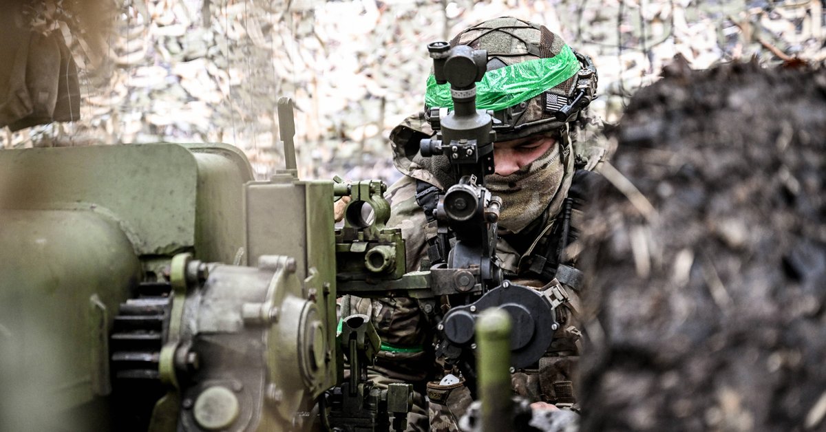 Ukraiński żołnierz w regionie Zaporoże celuje z haubicy 122 mm D-30 w kierunku wojsk rosyjskich w Pokrowsku w regionie Doniecka w Ukrainie, 20 listopada 2025 r.