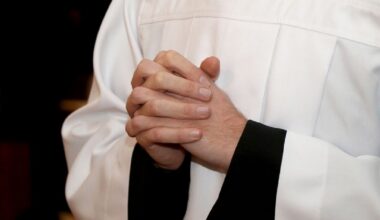 Biegł z nożem. Policja ujawnia nagranie z Myślenic