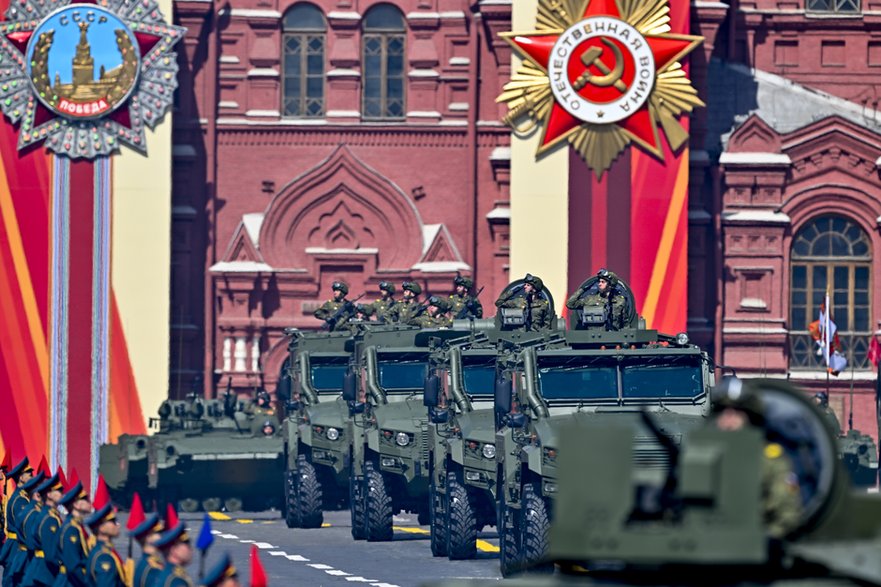 Rosyjskie czołgi w czasie parady z okazji Dnia Zwycięstwa w Moskwie, 9 maja 2025 r.