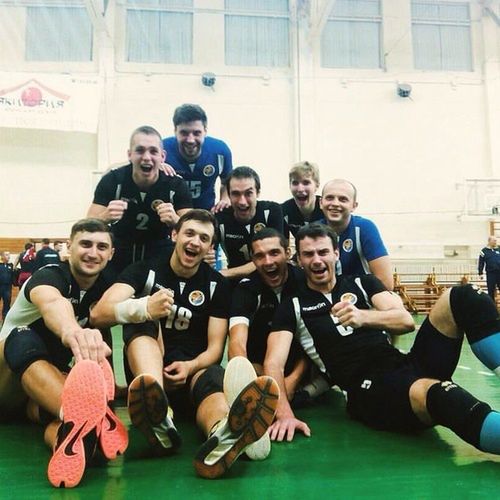 Na zdjęciu: Mykyta Kaliberda wraz z kolegami z drużyny (nr2)