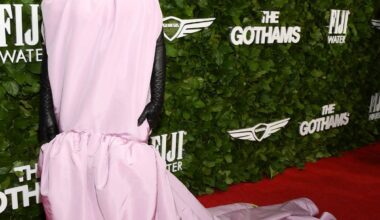 Rihanna w fikuśnej czapce z daszkiem bryluje na gali