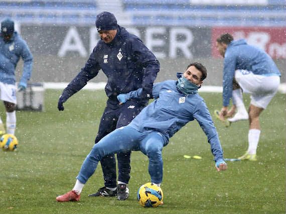 Maciej Kędziorek (w czapce) podczas treningu Dynama