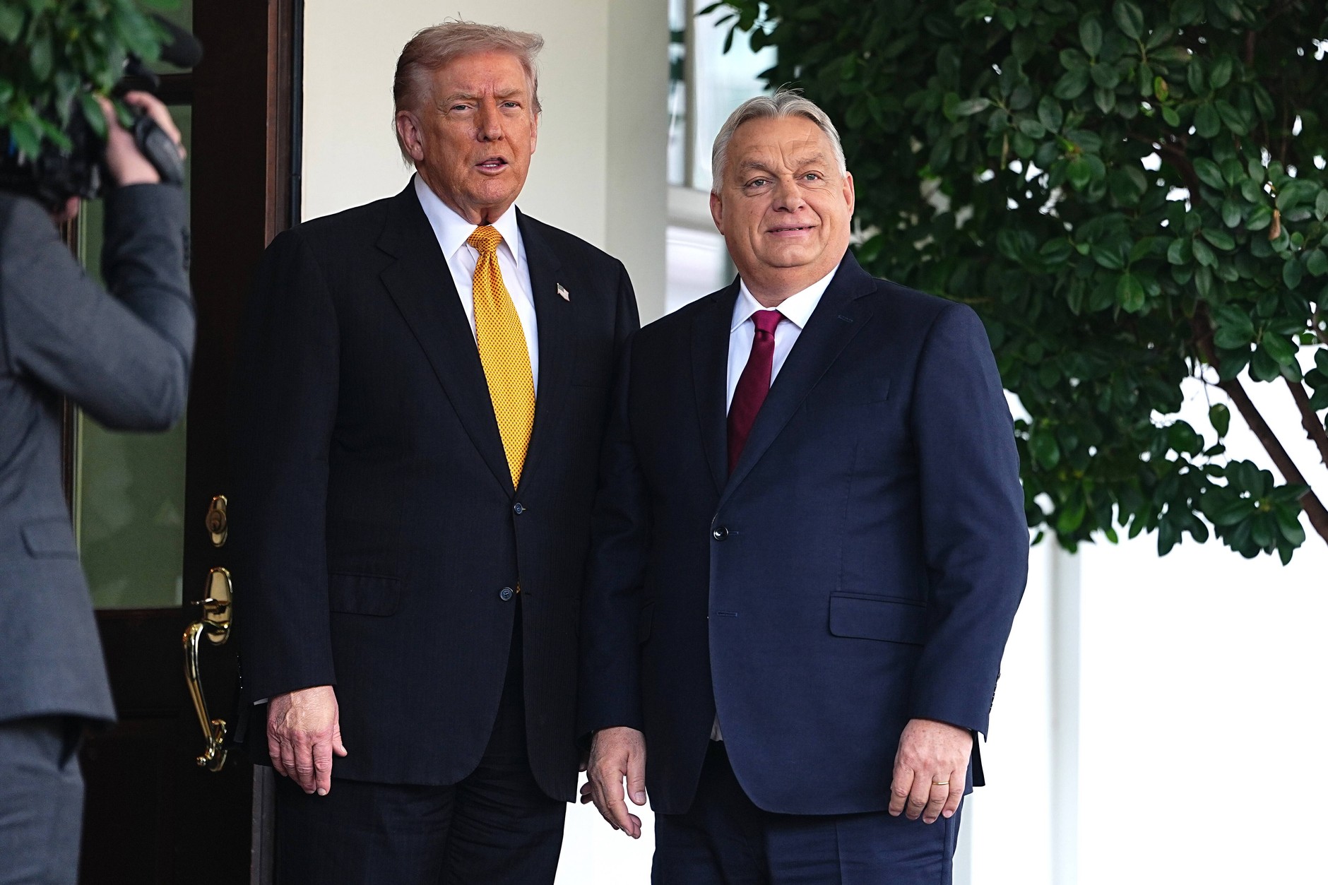 Prezydent USA Donald Trump (L) i premier Węgier Viktor Orban przy wejściu do zachodniego skrzydła Białego Domu, Waszyngton, USA, 7 listopada 2025 r. 