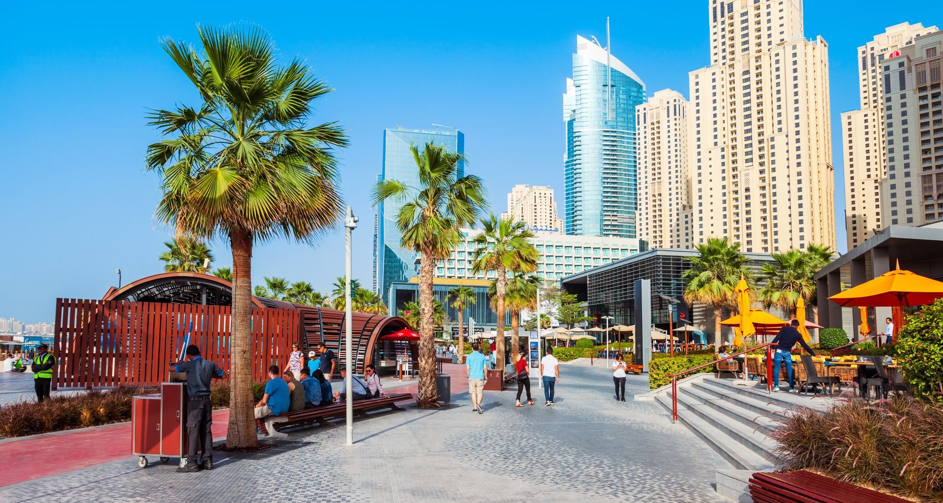 "Emily w Paryżu 5". Fani już szturmują lokalizacje z serialu i odtwarzają sceny