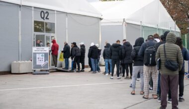 Kolejka uchodźców w centrum przylotów w Tegel, Niemcy. Zdjęcie: DPA/East News
