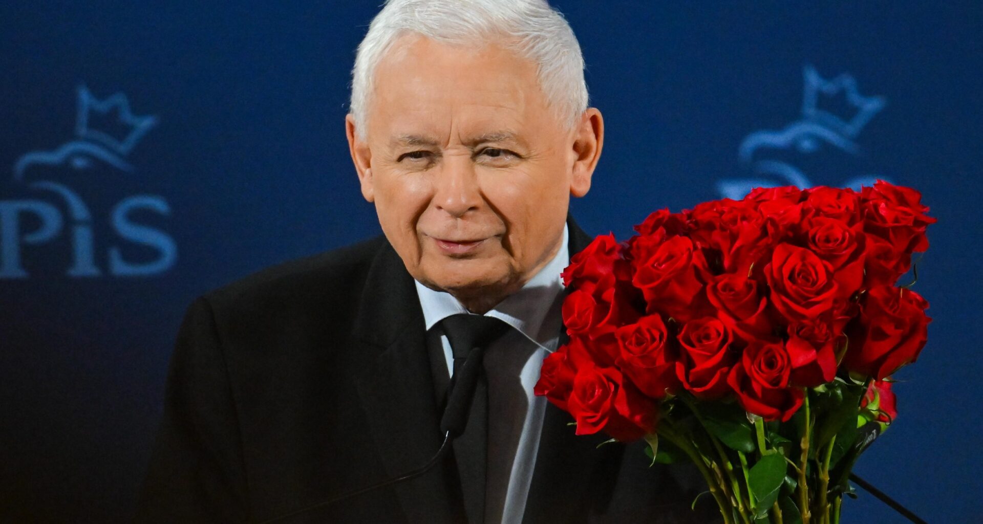 Teatr prezentem dla Jarosława Kaczyńskiego. Uwaga na oszustwo