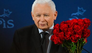 Teatr prezentem dla Jarosława Kaczyńskiego. Uwaga na oszustwo