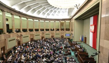 Jakie podwyżki i ile pieniędzy na służby? Sejm przyjął budżet na 2026 rok