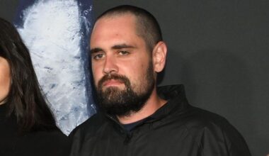 Ujawniono kolejne SZOKUJĄCE fotografie z "akt Epsteina". Pedofil pisał na ciałach młodych kobiet cytaty z "Lolity" (ZDJĘCIA)