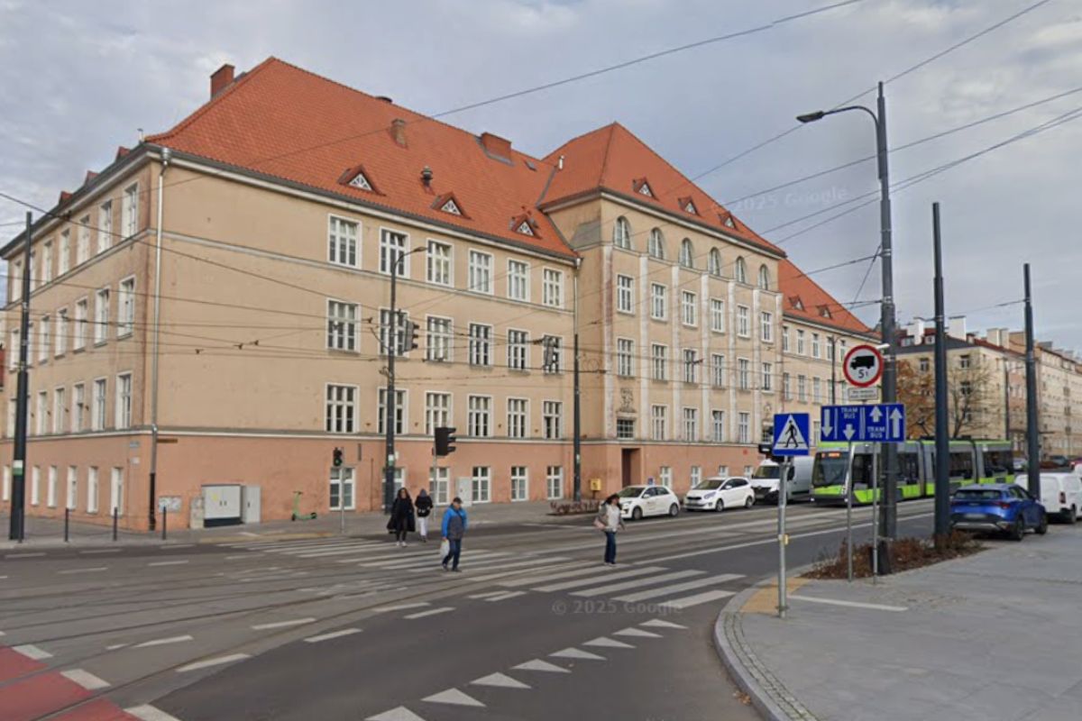 Uczeń podstawówki miał dusić nauczycielkę. Policja poinformowana dwa dni później