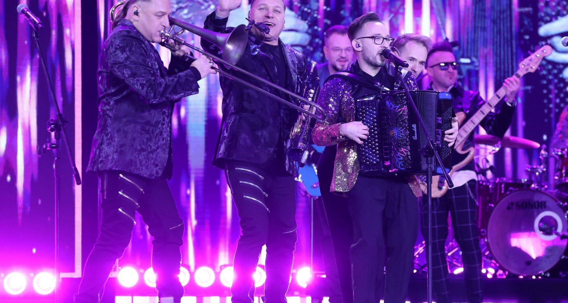 Blokada na trasie. Ciężarówki utknęły w zaspach