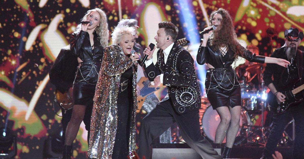 TVP zaskakuje wyborem. Oni poprowadzą "Sylwestra z Dwójką" - Onet