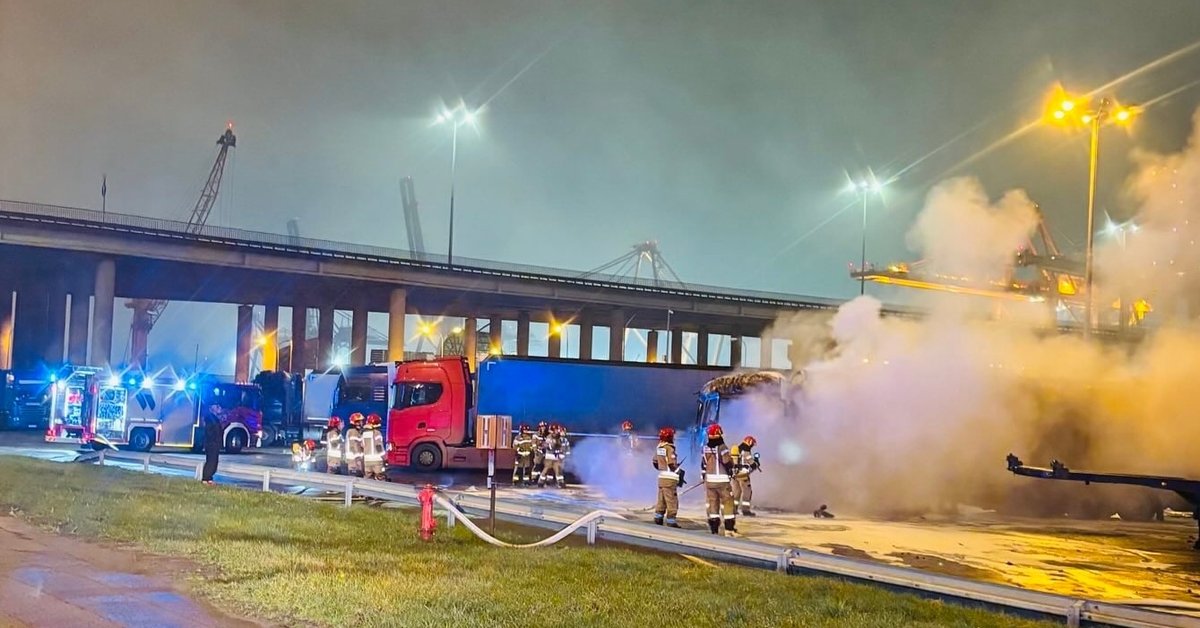 Pożar ciężarówki przy terminalu w Gdyni. W środku służby znalazły ciało - Onet
