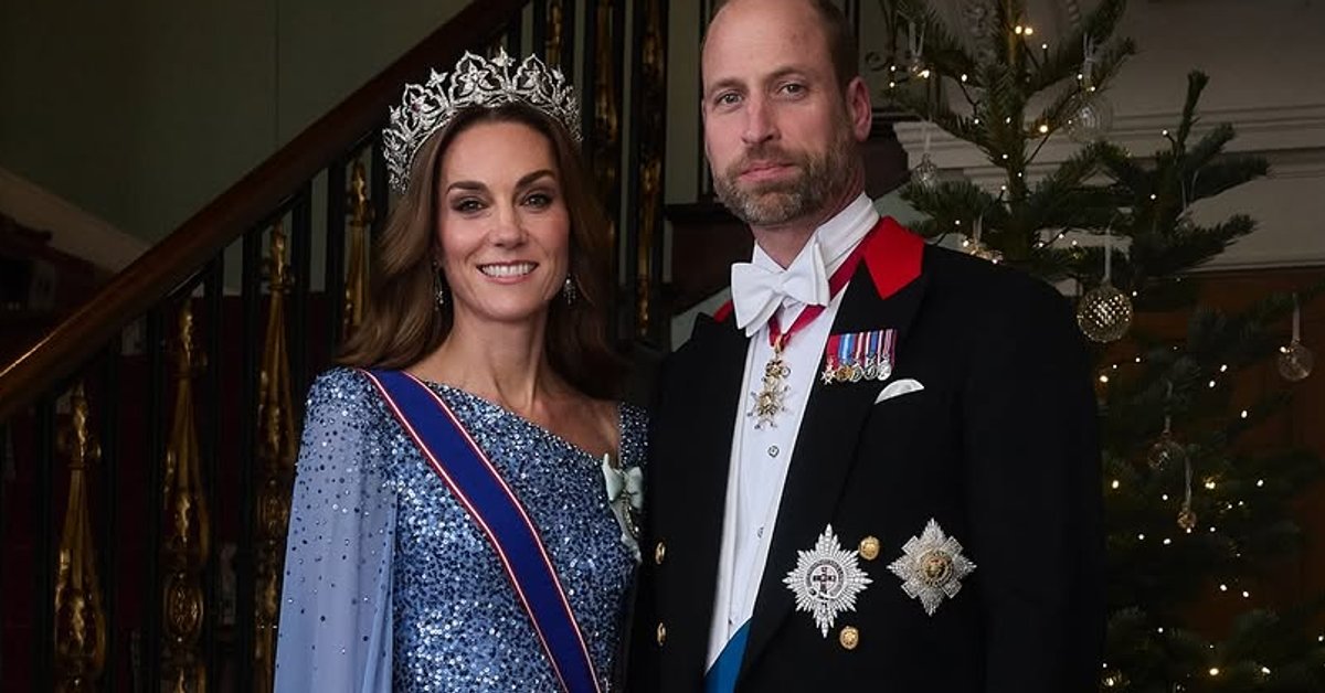 Spektakularna kreacja księżnej Kate na fotografii z księciem Williamem. Założyła tiarę - Onet