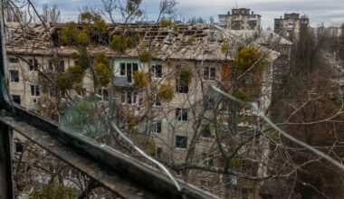 Dwie osoby zakleszczone. Akcja strażaków tuż przed północą w Warszawie