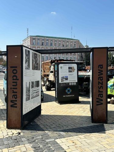 Wystawa przed katedrą w Kijowie porównująca Warszawę z czasów II wojny światowej do Mariupola