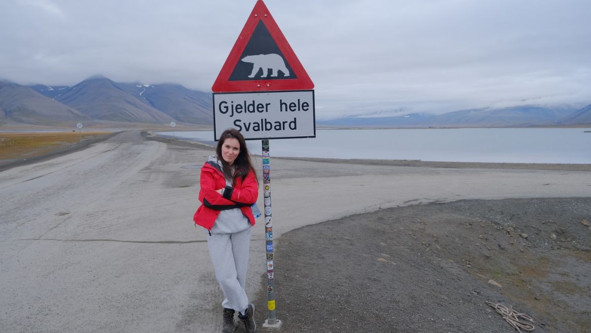 W Longyearbyen znajdują się cztery takie znaki — wychodzenie poza nie dozwolone jest wyłącznie z bronią