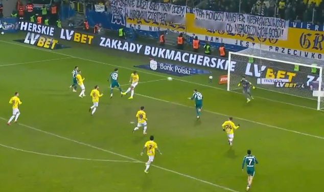 Transparenty kibiców Motoru Lublin skierowane w Zbigniewa Ziobro. Screen CANAL+ SPORT.