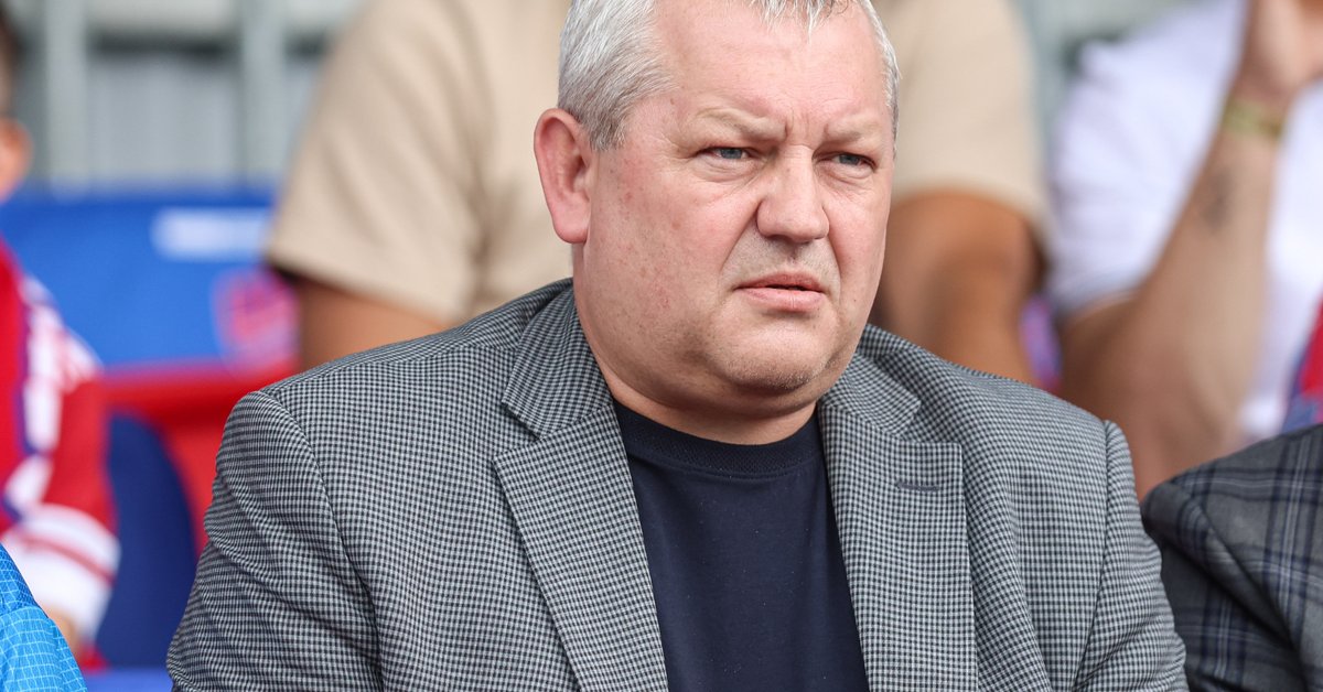 Obrońca Wisły Płock Andrias Edmundsson w meczu z Koroną