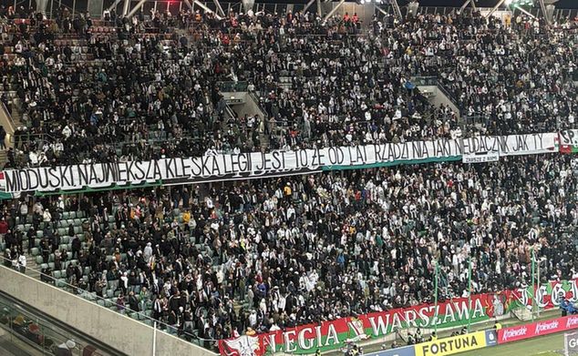 Na zdjęciu: transparent kibiców Legii Warszawa