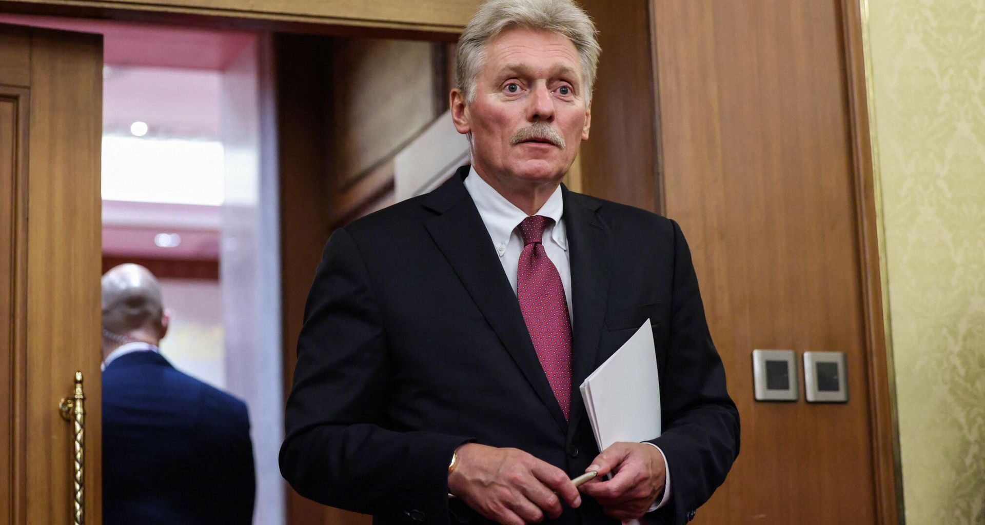 Dostrzegli 16-latka śpiącego na schodach. "Silna woń alkoholu"