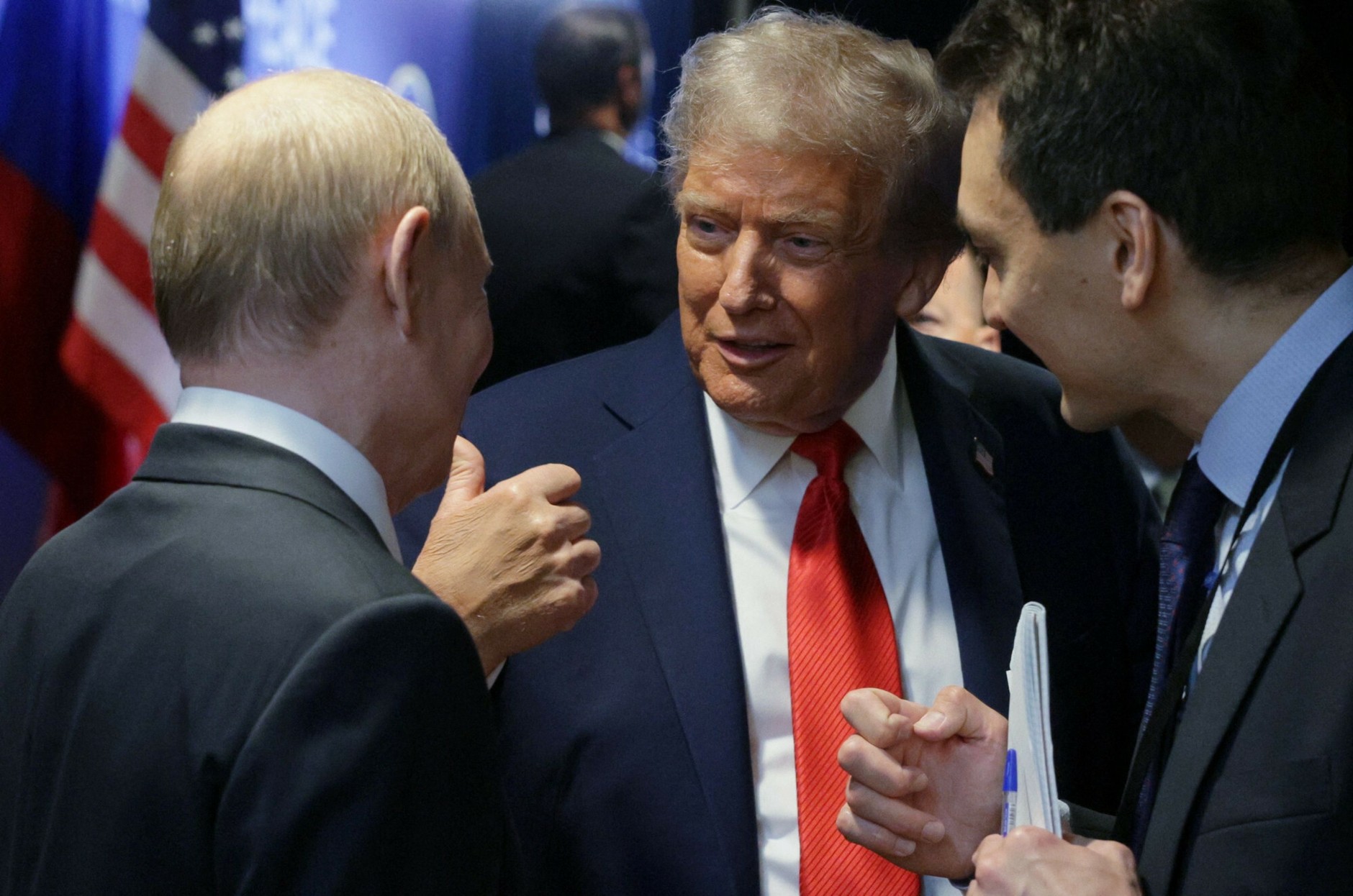 Prezydent USA Donald Trump (w środku) i prezydent Rosji Władimir Putin (po lewej) rozmawiają po wspólnej konferencji prasowej zorganizowanej po szczycie USA-Rosja w Anchorage na Alasce, 15 sierpnia 2025 r.