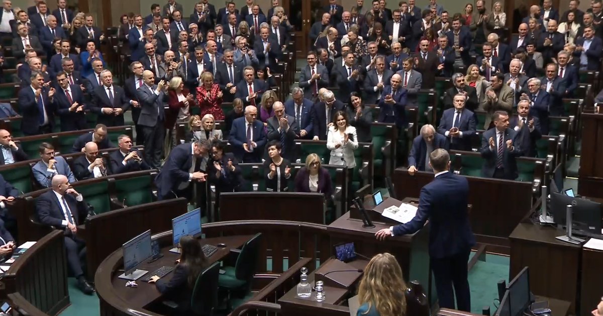 Gorąco w Sejmie: "Nie ma pan prawa tak mówić do prezydenta!". Ławy PiS wstały