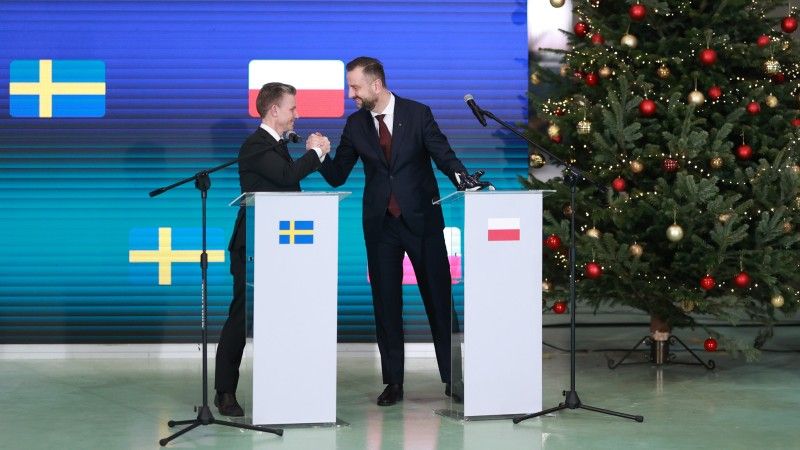 Minister Obrony Królestwa Szwecji Pål Jonson i wicepremier, Minister Obrony Narodowej Władysław Kosiniak-Kamysz na uroczystości podpisania polsko-szwedzkiej umowy o współpracy w związku z programem Orka.