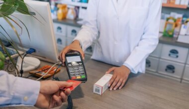 Pacjent płaci kartą w aptece