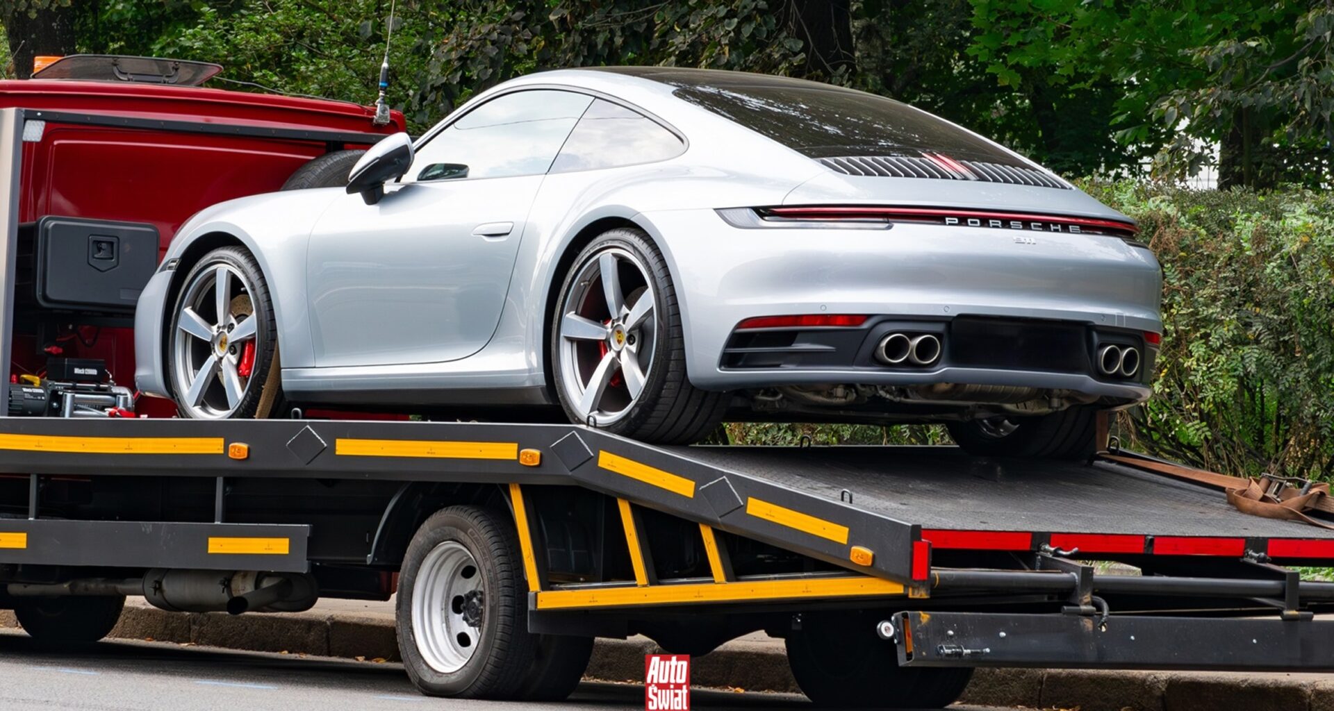 Sparaliżowane samochody Porsche w Rosji. Właściciele nie mogą ich odpalić