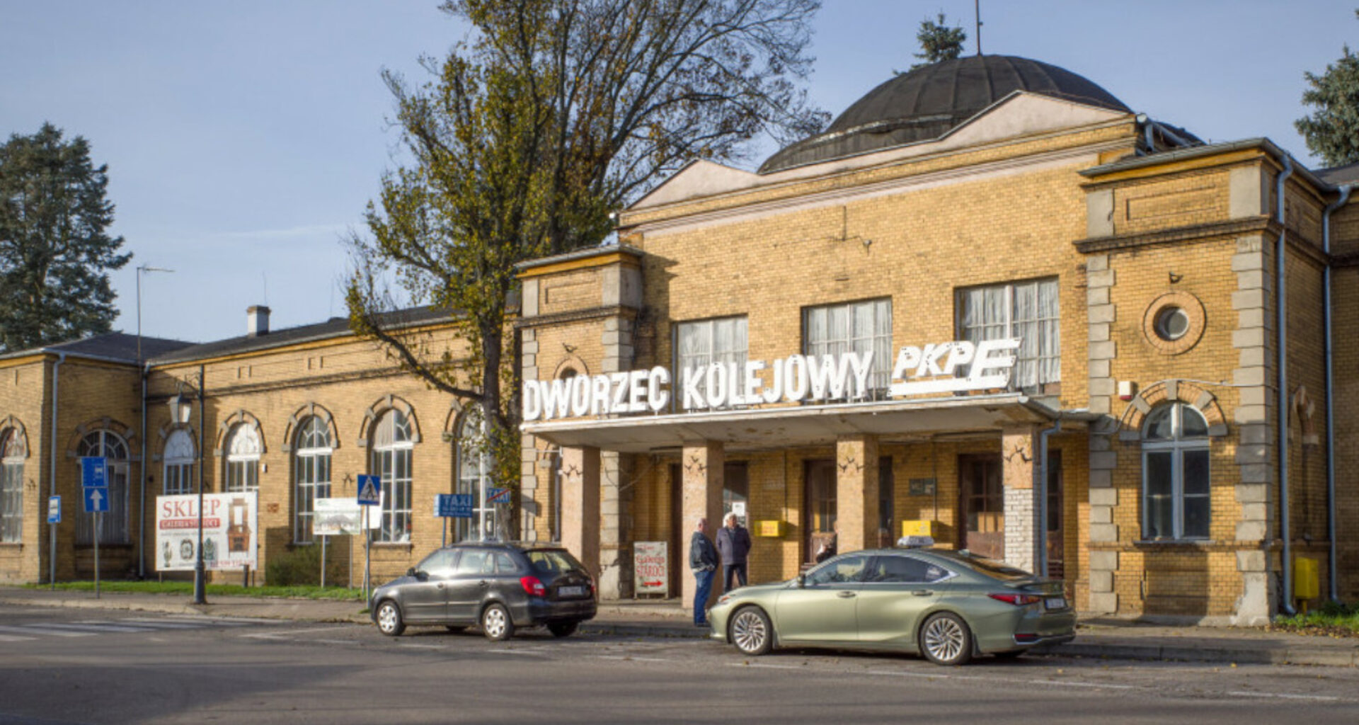 Po latach pociągi wróciły do popularnego uzdrowiska. Zabytkowy dworzec czeka na remont