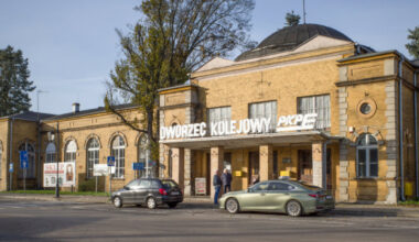 Po latach pociągi wróciły do popularnego uzdrowiska. Zabytkowy dworzec czeka na remont