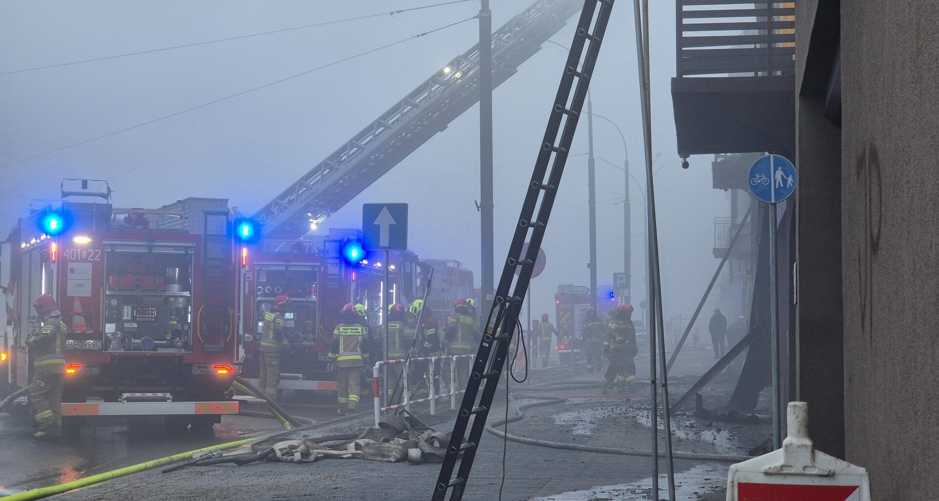 Pożar kamienicy w Będzinie. Ogień pojawił się w środku nocy, na miejscu ponad 50 strażaków