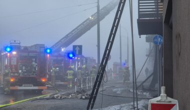 Pożar kamienicy w Będzinie. Ogień pojawił się w środku nocy, na miejscu ponad 50 strażaków