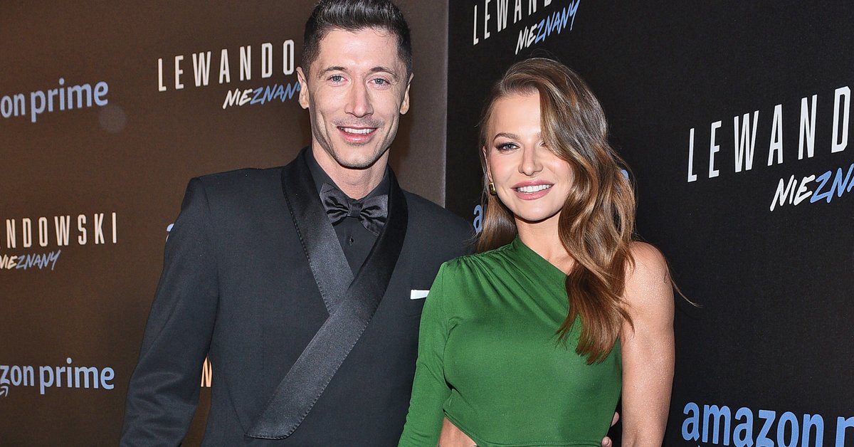 Lewandowscy złożyli życzenia w trzech językach. Anna zaskoczyła sukienką mini - Onet